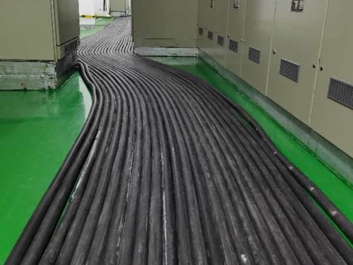 原阳如何根据理论计算公式计算温度对特定电压测量结果的影响?